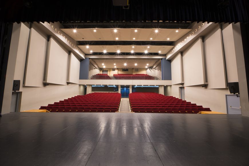 Teatre Mundial, vista des de l'escenari on es veuen les butaques de platea i primer pis